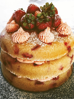 Una foto de Nude layer cake de fresa🍓