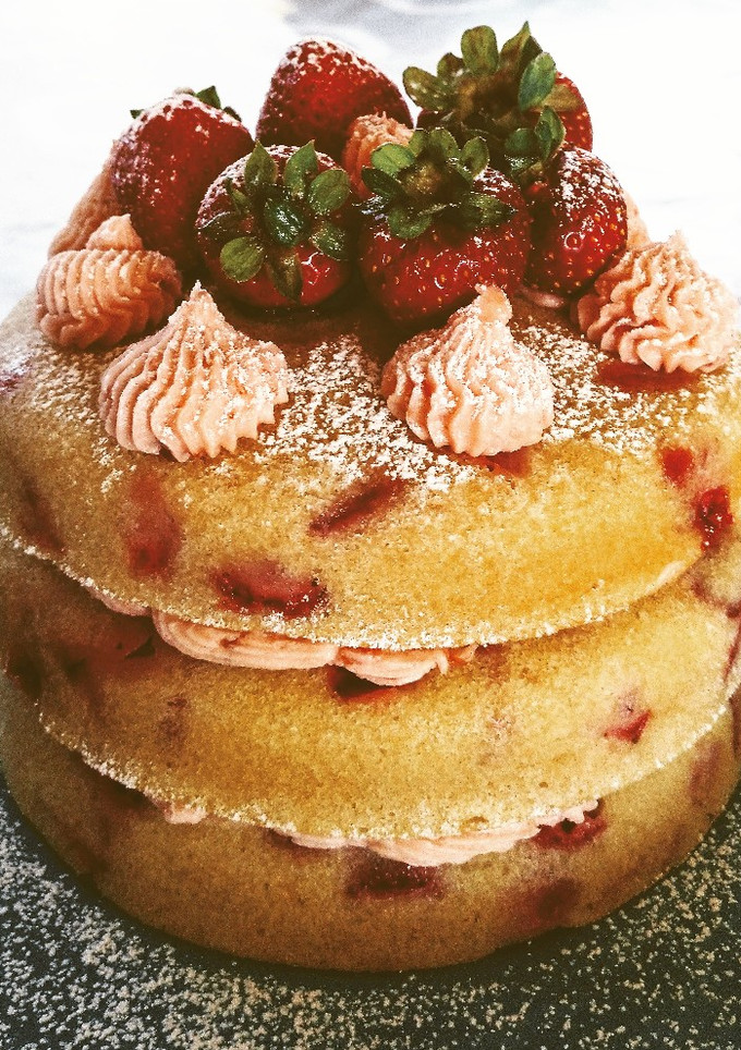 Una foto de Nude layer cake de fresa🍓