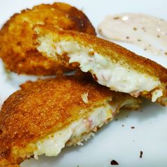 Fried cheesy mayo sandwich A picture of Fried cheesy mayo sandwich.