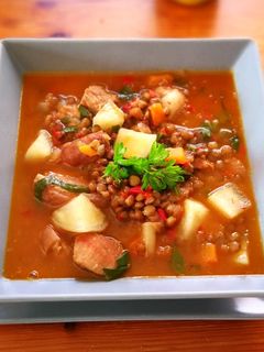 Una foto de Guiso lentejas con carne, nabo y acelga