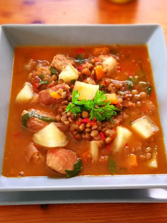 Una foto de Guiso lentejas con carne, nabo y acelga