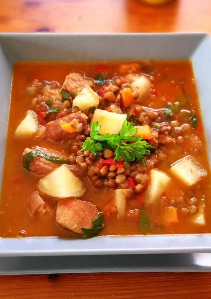 Una foto de Guiso lentejas con carne, nabo y acelga