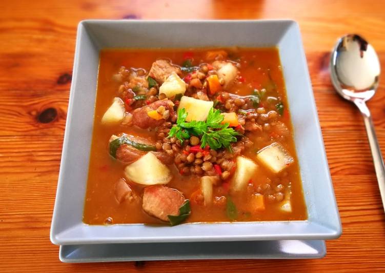 Guiso lentejas con carne, nabo y acelga