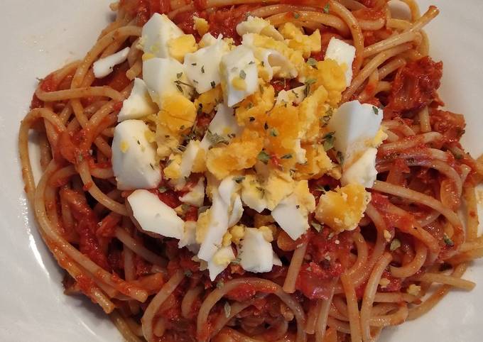 Espaguetis con tomate, atún y huevo cocido Receta de Salima - Cookpad