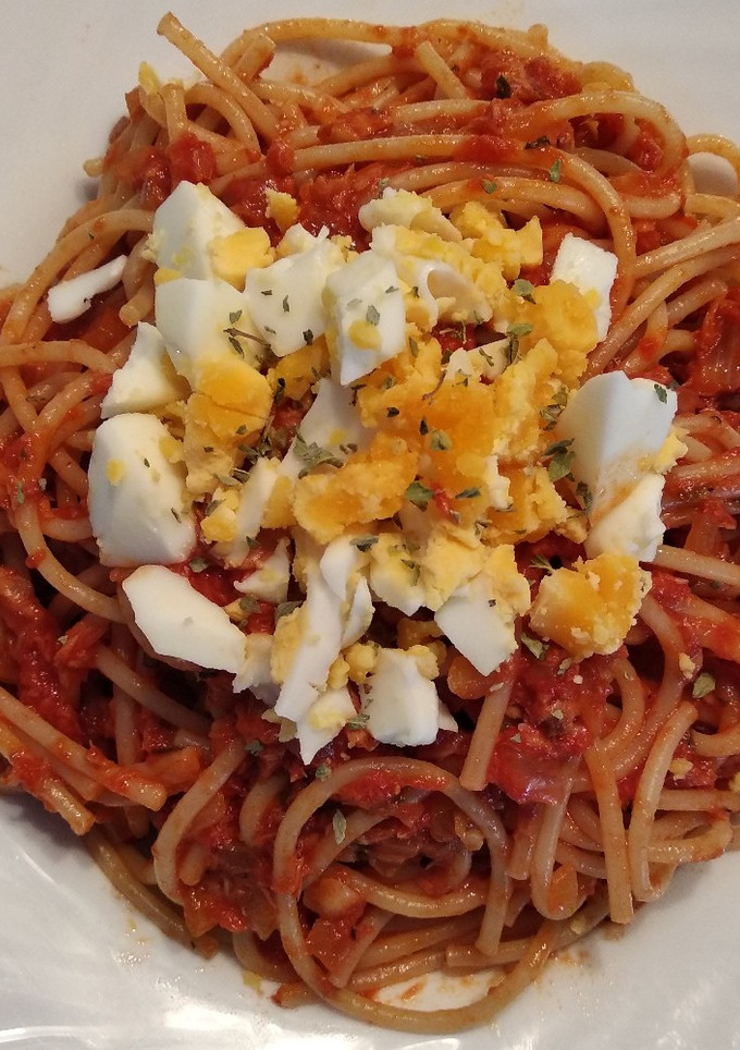 Una foto de Espaguetis con tomate, atún y huevo cocido