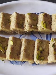 પીનટ બરફી(peanut barfi recipe in gujarati) રેસીપી મુખ્ય ફોટો
