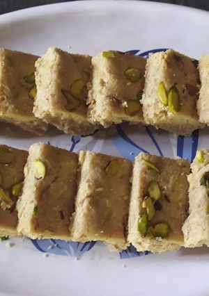 પીનટ બરફી(peanut barfi recipe in gujarati) રેસીપી મુખ્ય ફોટો