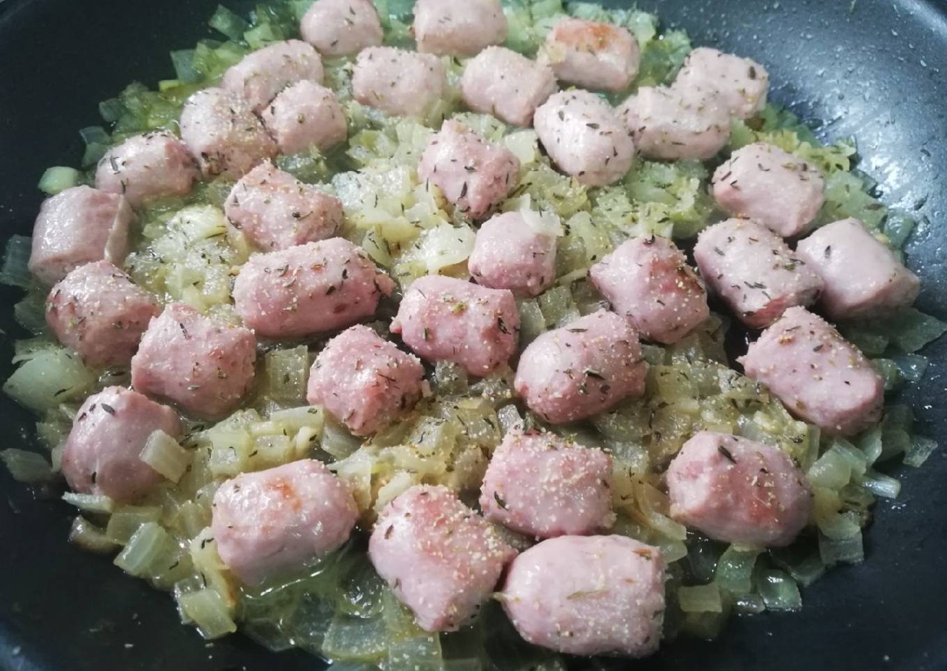 Longanizas encebolladas al vino blanco