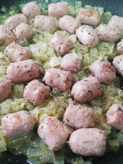Una foto de Longanizas encebolladas al vino blanco