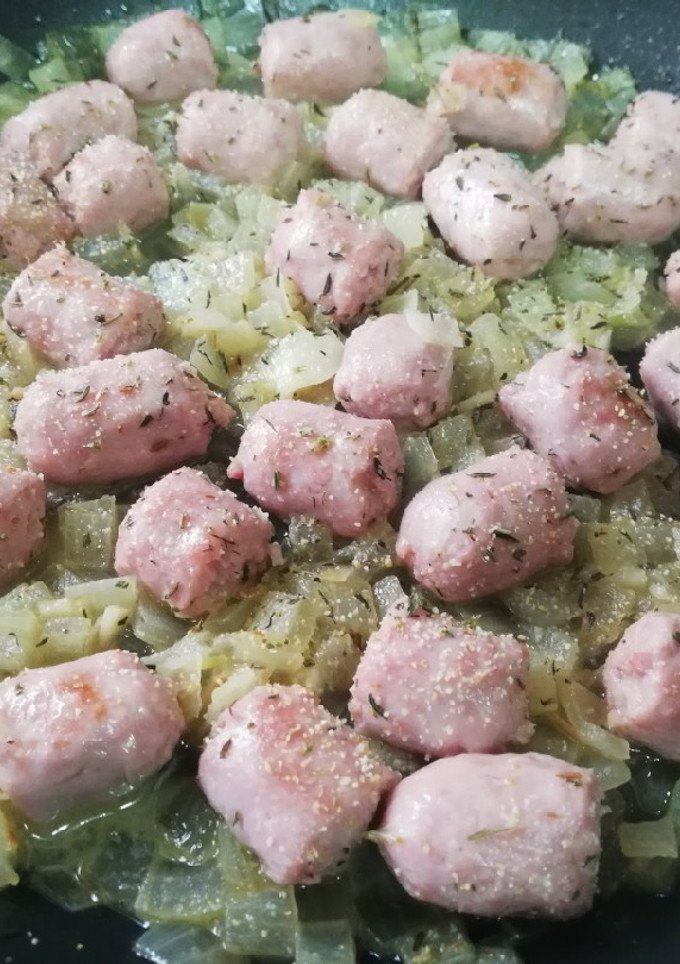 Una foto de Longanizas encebolladas al vino blanco