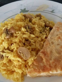 Una foto de Arroz frito con cúrcuma y champiñones