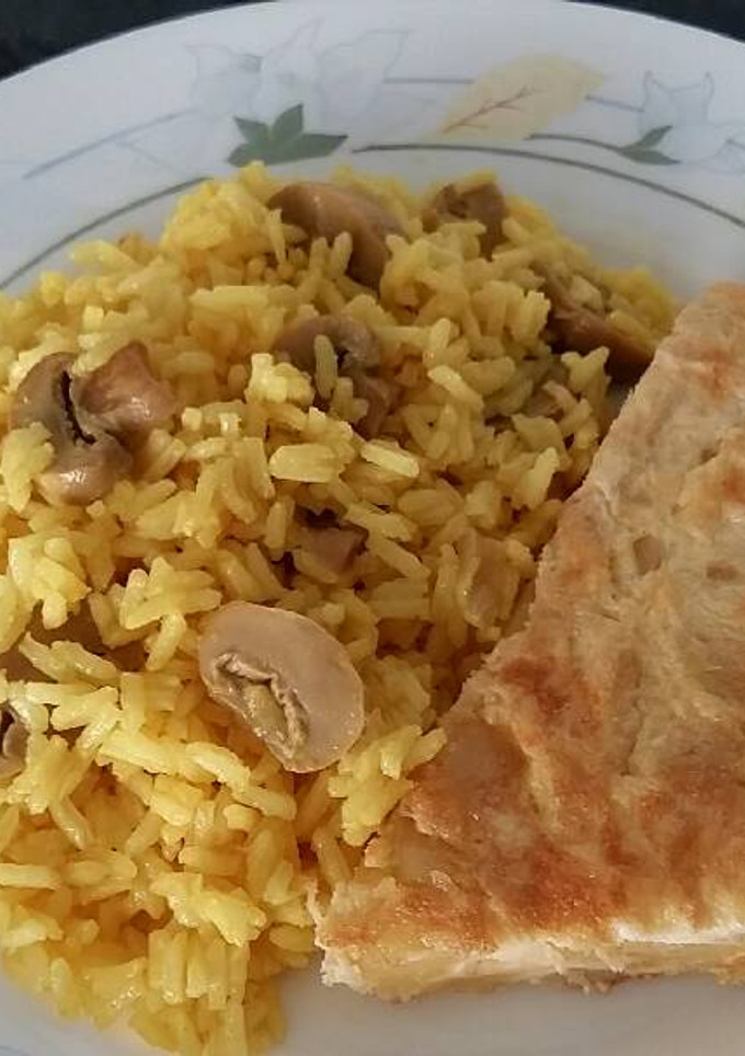 Una foto de Arroz frito con cúrcuma y champiñones