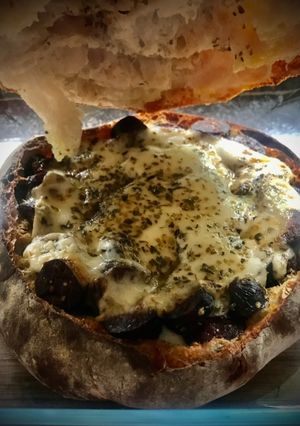 Una foto de Provolone con chorizos al Godello