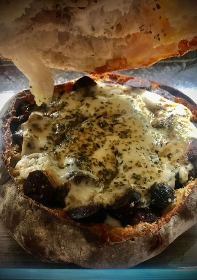 Una foto de Provolone con chorizos al Godello