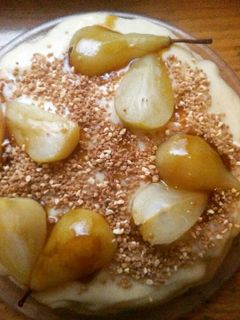 Una foto de Tarta de pera en su jugo, chocolate y crocanti de almendra