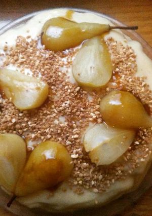 Una foto de Tarta de pera en su jugo, chocolate y crocanti de almendra