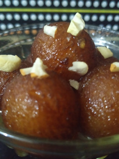 ગુલાબ જાંબુ (Gulab Jamun Recipe In Gujarati) રેસીપી મુખ્ય ફોટો