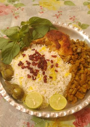 عکسی از دستور لوبیا سبز سرخ شده در کنار مرغ