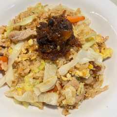 Foto di Cabbage Fried Rice with Dry Flying Fish Hot Sauce 高麗菜炒飯佐飛魚辣醬