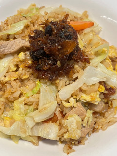 Cabbage Fried Rice with Dry Flying Fish Hot Sauce 高麗菜炒飯佐飛魚辣醬 的食譜成品照片