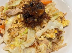 Cabbage Fried Rice with Dry Flying Fish Hot Sauce 高麗菜炒飯佐飛魚辣醬 的食譜成品照片