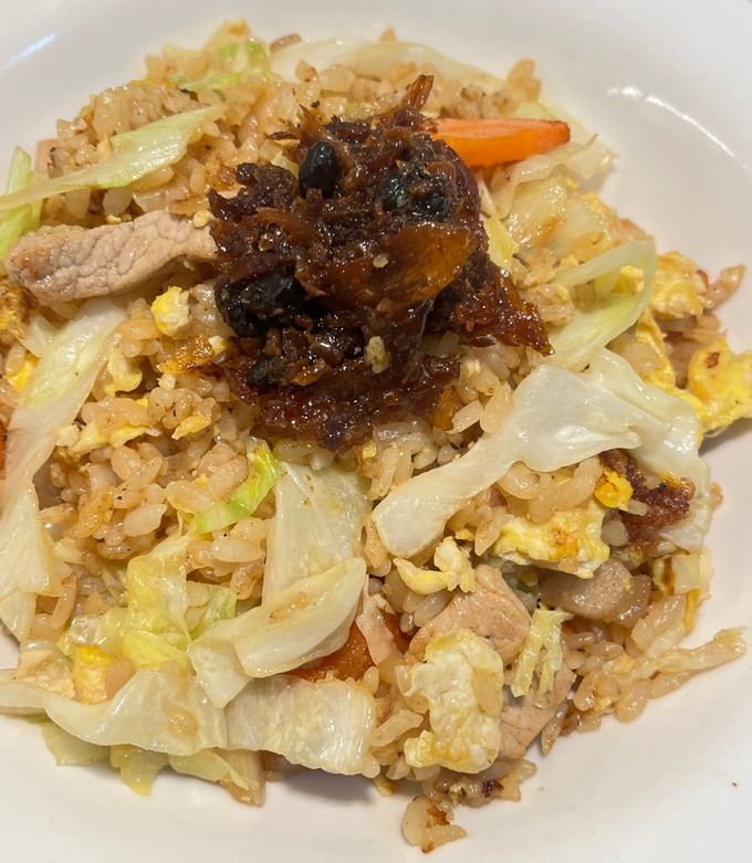 Cabbage Fried Rice with Dry Flying Fish Hot Sauce 高麗菜炒飯佐飛魚辣醬 的食譜成品照片