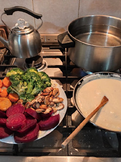 Una foto de Spätzle con vegetales y salsa de quesos (editando)