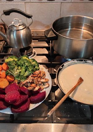 Una foto de Spätzle con vegetales y salsa de quesos (editando)