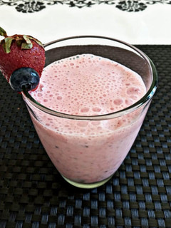 Una foto de Licuado de Arándanos y Frutillas🍓