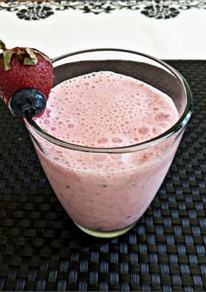 Una foto de Licuado de Arándanos y Frutillas🍓