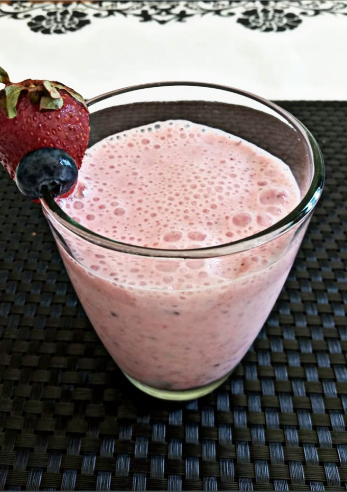 Una foto de Licuado de Arándanos y Frutillas🍓