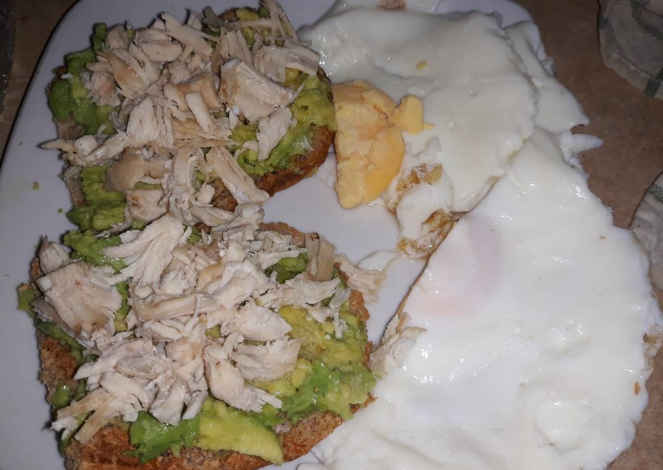 Desayuno fitness, tostadas con aguacate, pollo y huevo