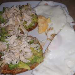 Una foto de Desayuno fitness, tostadas con aguacate, pollo y huevo