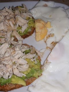 Una foto de Desayuno fitness, tostadas con aguacate, pollo y huevo