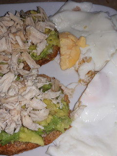 Foto principal de Desayuno fitness, tostadas con aguacate, pollo y huevo