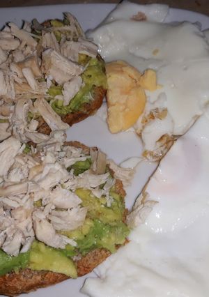 Una foto de Desayuno fitness, tostadas con aguacate, pollo y huevo