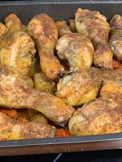 Una foto de Muslitos de pollo al horno con patatas y zanahoria