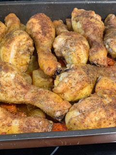 Una foto de Muslitos de pollo al horno con patatas y zanahoria