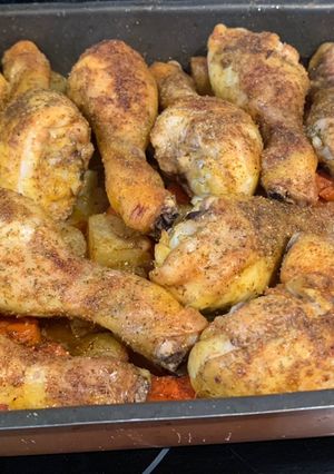 Una foto de Muslitos de pollo al horno con patatas y zanahoria