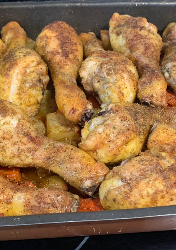 Una foto de Muslitos de pollo al horno con patatas y zanahoria