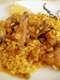 Una foto de Paella de conejo
