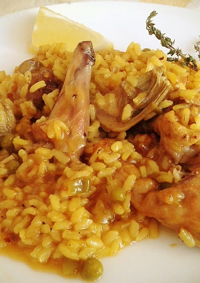 Una foto de Paella de conejo