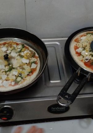 🍕 बच्चों की ज़िद पर घर में बनाया सिंपल और टेस्टी पिज़्ज़ा रेसिपी मुख्य फोटो
