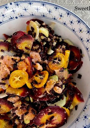 Foto di Riso venere con salmone e kumquat