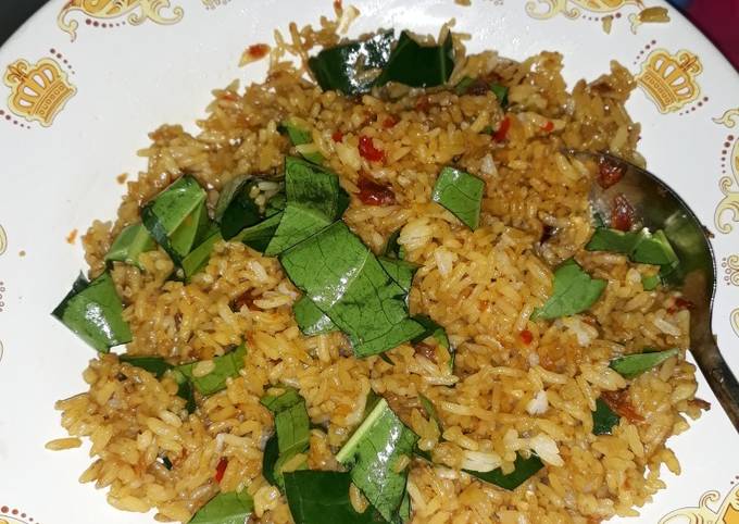 Cara Buat Nasi goreng daun mengkudu ala mama ina Enak Dan Mudah