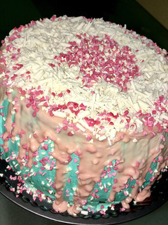 Una foto de Drip cake 🎂 Pastel de cumpleaños