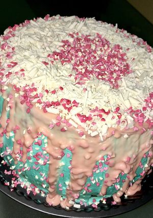 Una foto de Drip cake 🎂 Pastel de cumpleaños