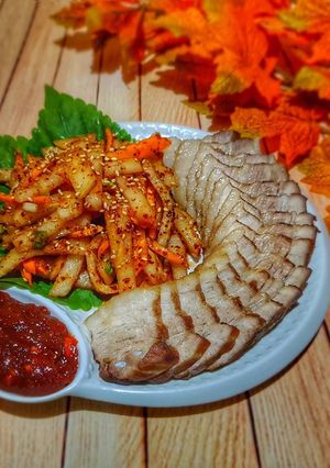 Hình của món Thịt Lợn Luộc 돼지고기보쌈.