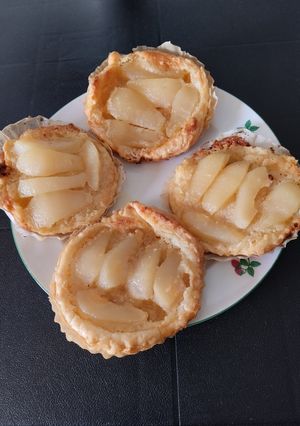 Une photo de Tartelettes aux poires et à la crème d'amande 🍐