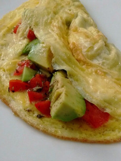 Una foto de Omelette de tomate y palta